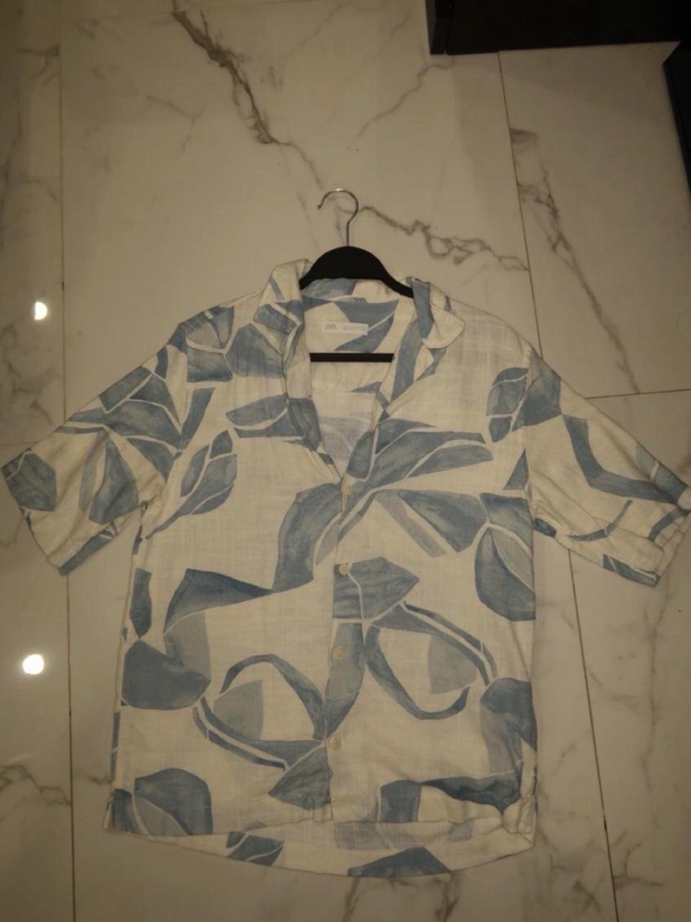 Zara White Short-Sleeve Button-Down Shirt with Blue Leaf Print